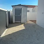 Maison Neuve Proche De La Сasa de vacaciones *